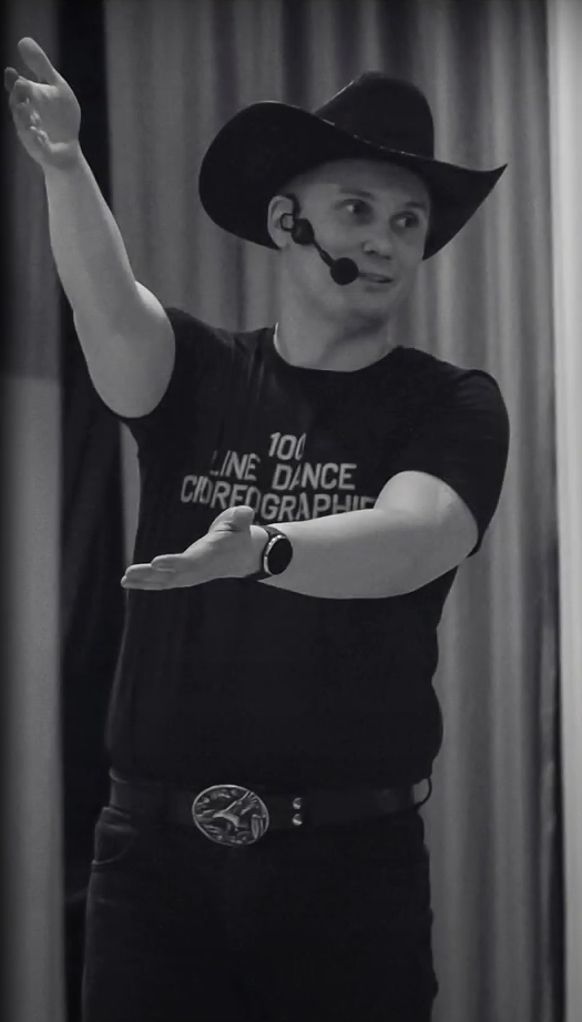 Picture of Mikael Mölsä teaching.