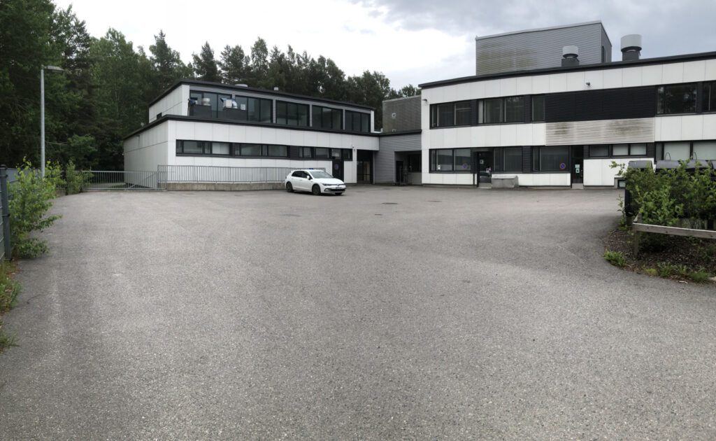Picture of the front of Vesala comprehensive school.