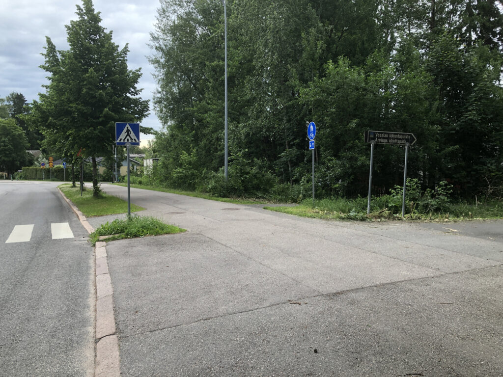 Picture of the turn you need to make in order to turn to Vesala liikuntapuisto's parking lot.