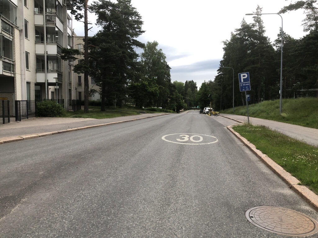 Picture of a road in Vesala. Kontulankaari.