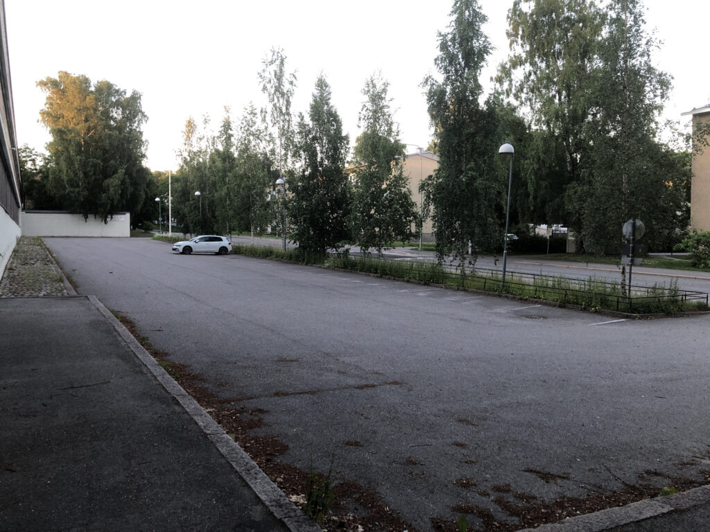 Picture of parking lot in front of Vartiokylä secondary school.