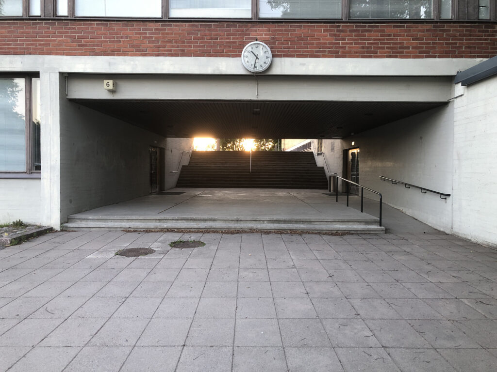 Picture of a walkway in Vartiokylä secondary school.