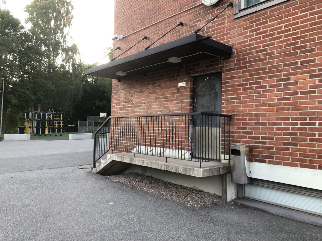 Picture of the access to Vartiokylä secondary school gymnasium.