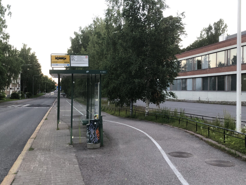 Picture of a bus stop in front of Vartiokylä secondary school.